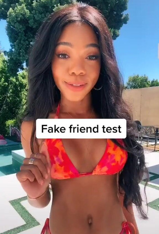 3. Breathtaking Teala Dunn Shows Cleavage in Bikini at the Pool