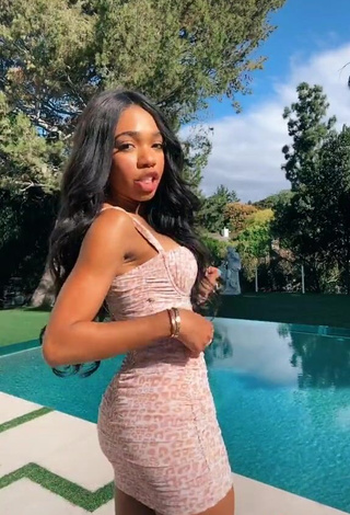 3. Sweetie Teala Dunn Shows Cleavage in Leopard Crop Top at the Pool