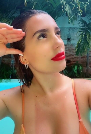 3. Beautiful Valentina Gómez Shows Cleavage at the Pool