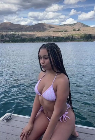 Captivating Veondre Mitchell Shows Cleavage in Bikini in the Sea