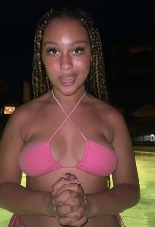 1. Irresistible Veondre Mitchell Shows Cleavage in Pink Bikini Top at the Swimming Pool