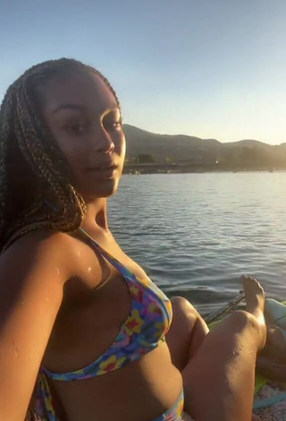 3. Cute Veondre Mitchell Shows Cleavage in Bikini Top in the Sea