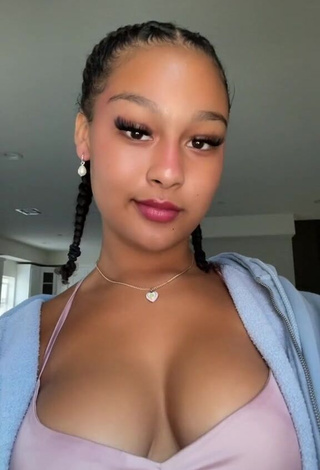 Erotic Veondre Mitchell Shows Cleavage