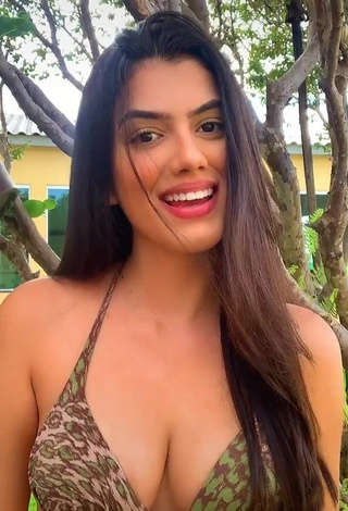 3. Amazing Victtoria Medeiros Shows Cleavage in Hot Bikini Top and Bouncing Tits