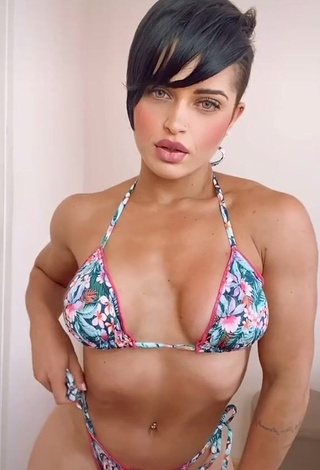 3. Hot Yanne Shows Cleavage in Floral Bikini