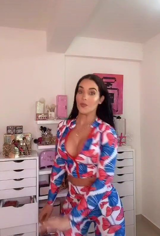 3. Sexy Yeimmy Shows Cleavage in Floral Crop Top