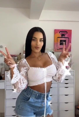 1. Erotic Yeimmy Shows Cleavage in White Crop Top