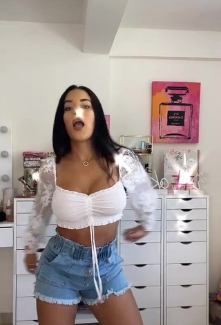 2. Erotic Yeimmy Shows Cleavage in White Crop Top