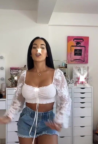 3. Erotic Yeimmy Shows Cleavage in White Crop Top