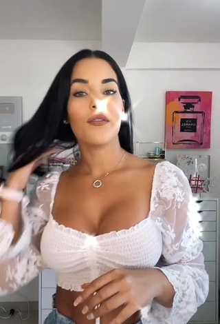 1. Hottie Yeimmy Shows Cleavage in White Crop Top