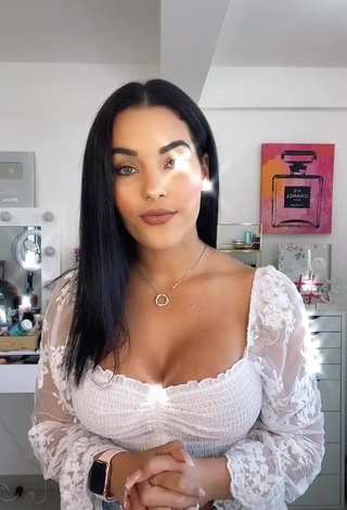 Hottie Yeimmy Shows Cleavage in White Crop Top