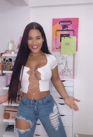 2. Beautiful Yeimmy Shows Cleavage in Sexy White Crop Top