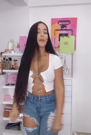 3. Beautiful Yeimmy Shows Cleavage in Sexy White Crop Top