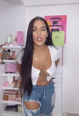 1. Irresistible Yeimmy Shows Cleavage in White Crop Top