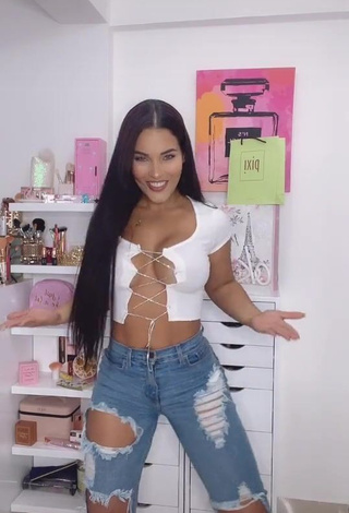 Irresistible Yeimmy Shows Cleavage in White Crop Top