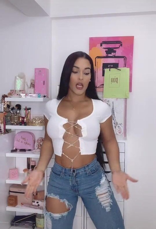 2. Hot Yeimmy Shows Cleavage in White Crop Top