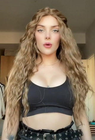 1. Erotic Aslı Güler Shows Cleavage in Black Crop Top