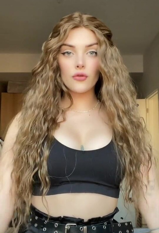 3. Erotic Aslı Güler Shows Cleavage in Black Crop Top