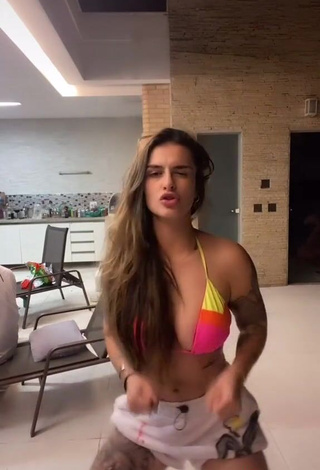 Erotic Bárbara Labres Shows Cleavage in Bikini Top