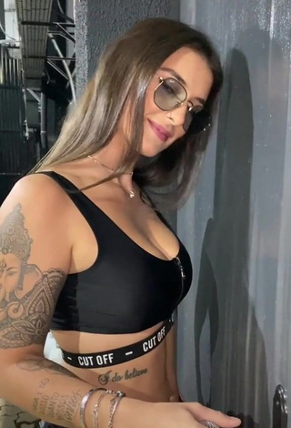 1. Erotic Bárbara Labres in Black Sport Bra