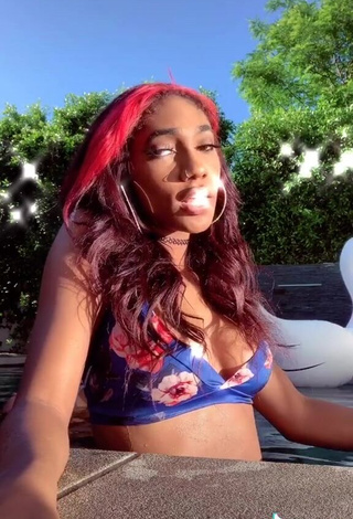 Irresistible Bria Alana Shows Cleavage in Floral Bikini Top at the Swimming Pool