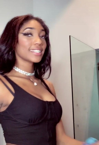 1. Sweetie Bria Alana Shows Cleavage in Black Crop Top