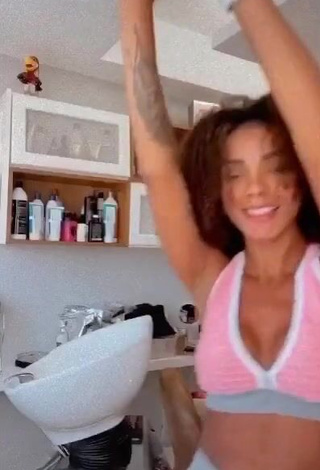 3. Sweetie Brunna Gonçalves Shows Cleavage in Pink Sport Bra and Bouncing Boobs