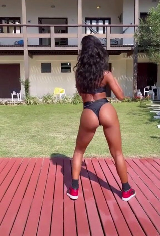 1. Erotic Brunna Gonçalves Shows Butt