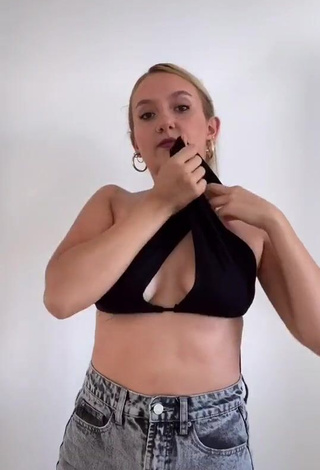 Erotic Celine Schumann Shows Cleavage in Black Crop Top