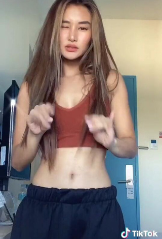 3. Cute Chienna Filomeno in Brown Crop Top