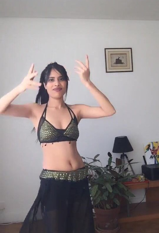 Hottest XENA Shows Cleavage in Crop Top