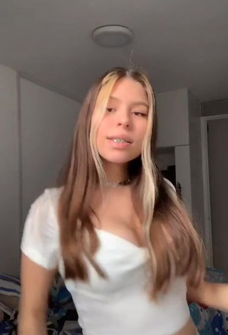 Erotic Daela Shows Cleavage in White Crop Top and Bouncing Boobs