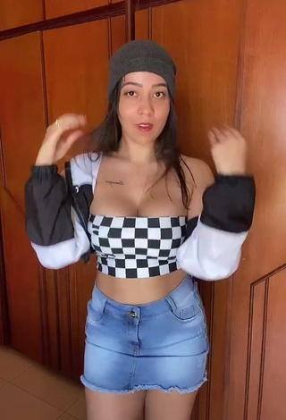 3. Irresistible Dri Santos Shows Cleavage in Checkered Tube Top and Bouncing Tits