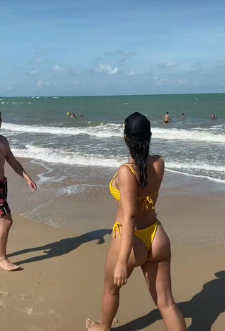 1. Erotic Dri Santos Shows Butt at the Beach