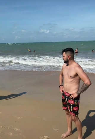 2. Erotic Dri Santos Shows Butt at the Beach