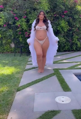 1. Sweetie FashionNova Shows Big Butt