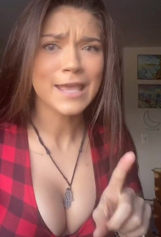 Seductive Karsynfoys Shows Cleavage in Checkered Crop Top and Bouncing Breasts