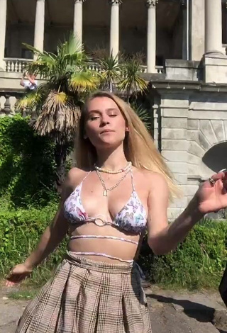 1. Captivating kizzzzzzzzzzzzzza in Bikini Top and Bouncing Tits