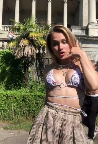 Captivating kizzzzzzzzzzzzzza in Bikini Top and Bouncing Tits