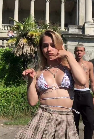 3. Captivating kizzzzzzzzzzzzzza in Bikini Top and Bouncing Tits