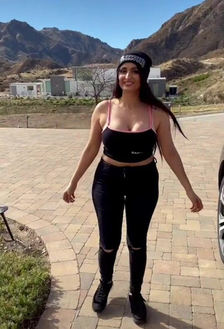 2. Erotic Lana Rose Shows Cleavage in Black Crop Top