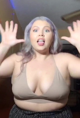 Lovely Lexie Lemon Shows Cleavage in Beige Crop Top and Bouncing Boobs