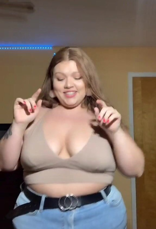 Hottie Lexie Lemon Shows Cleavage in Beige Crop Top and Bouncing Boobs