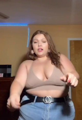 3. Hottie Lexie Lemon Shows Cleavage in Beige Crop Top and Bouncing Boobs