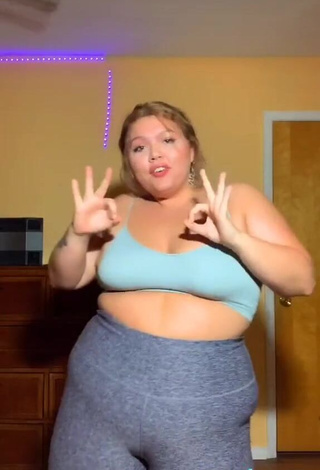 3. Hottest Lexie Lemon Shows Cleavage in Blue Crop Top and Bouncing Boobs