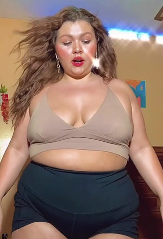 3. Captivating Lexie Lemon Shows Cleavage in Beige Crop Top and Bouncing Boobs