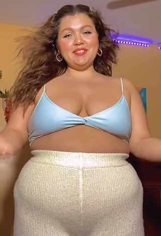 Irresistible Lexie Lemon Shows Cleavage in Blue Sport Bra and Bouncing Tits