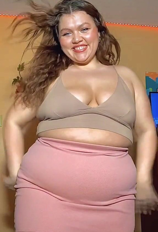 1. Gorgeous Lexie Lemon Shows Cleavage in Alluring Beige Crop Top and Bouncing Boobs