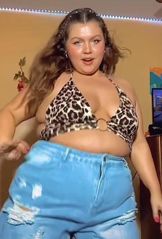 3. Fine Lexie Lemon Shows Cleavage in Sweet Leopard Crop Top and Bouncing Boobs