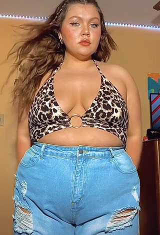 1. Seductive Lexie Lemon Shows Cleavage in Leopard Crop Top and Bouncing Breasts